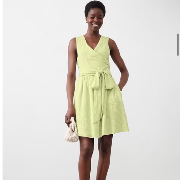 Banana Republic Dresses & Skirts - Banana Republic Light Green Midi Dress